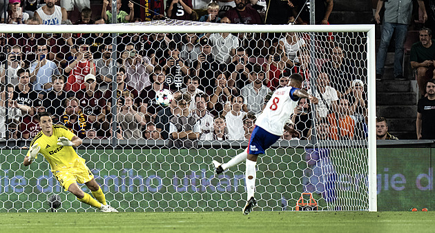 Po Slavii nedal penaltu ani Spartě. Kouč Lyonu pak přemítal: Zřejmě to bylo klíčové