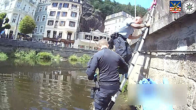 Cyklista u Puppu spadl z výšky do koryta Teplé, kde nyní teče jen minimum vody