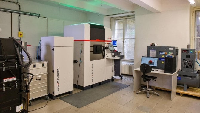 Češi vyvíjejí lidský kloub budoucnosti. 3D tiskárna za 29 milionů vyrobí implantát, který uvolní léky přímo v těle
