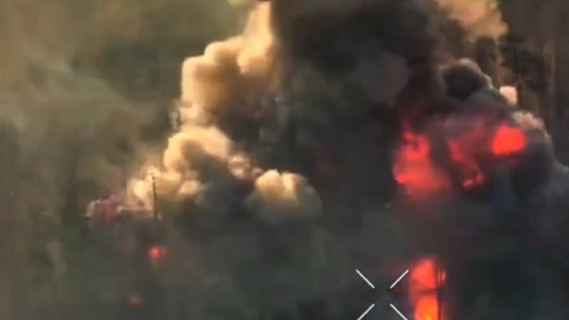 Masivní exploze v lese: Ukrajinci rozmetali ruský raketomet. Zbylo jen kolo, ukazuje video