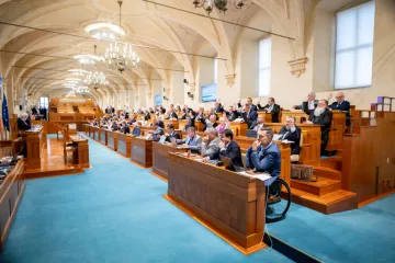 Senát vrátil znovuzavedení EET i zákon o státních zaměstnancích sněmovně