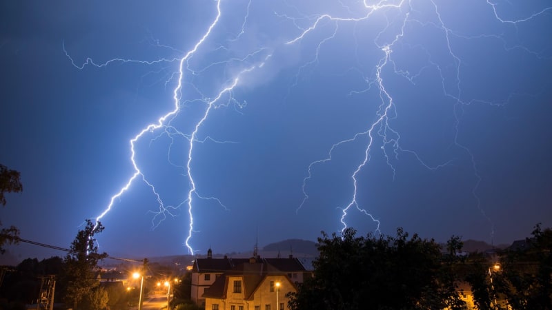 Kalamita na Jihlavsku: Příval bahna zastavil vlaky. Hasiči odstraňují popadané stromy