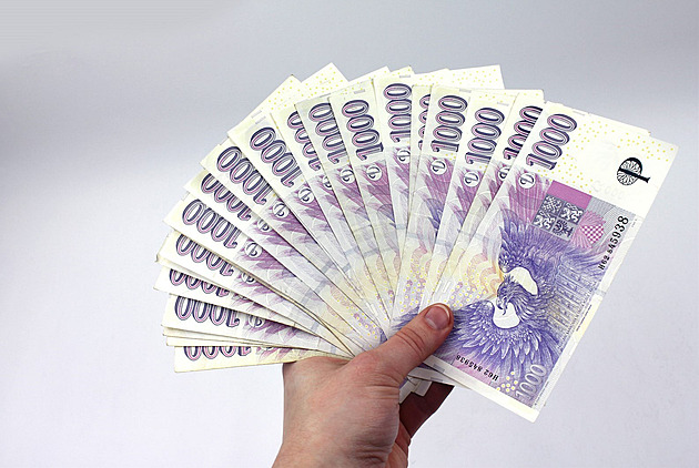 Falešní bankéři poslali pro seniora auto až před dům, okradli ho o milion