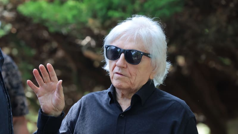 Pád Václava Neckáře: Místo slavnostního vyhlášení skončil zpěvák v nemocnici